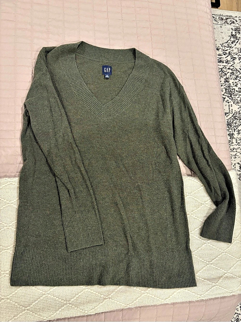 Gap V-Neck Sweater in Green Size Medium